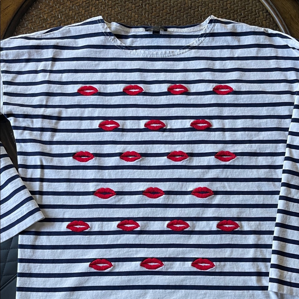 Kisses striped long sleeve tee sz L